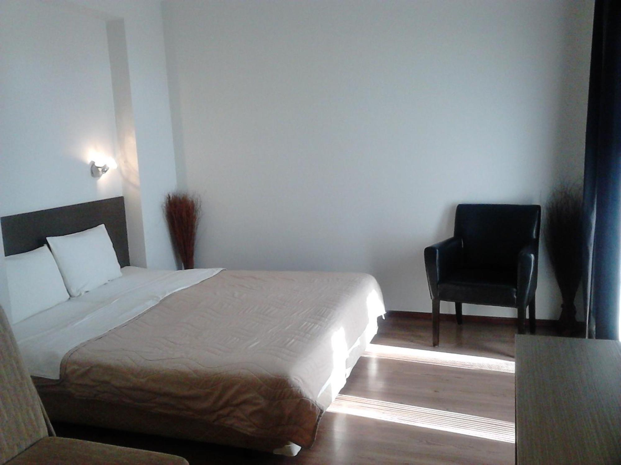 Prenociste Konstantin 2008 Otel Ni Oda fotoğraf