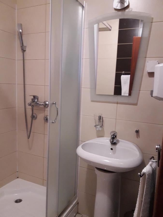 Prenociste Konstantin 2008 Otel Ni Dış mekan fotoğraf